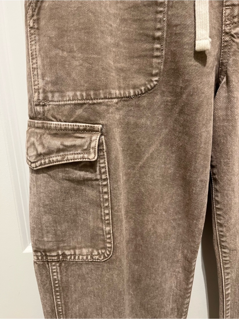 EUC GAP Mid-Rise Pull-On Easy Cargo Jeans in Tan Size Small - Picture 5 of 15